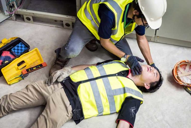 4 Étapes d'intervention du Sauveteur Secouriste du Travail 4 Sauveteur Secouriste du Travail prodiguant les premiers secours